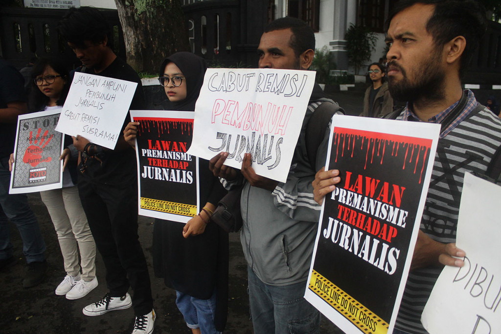 Jurnalis Malang yang tergabung dalam Aksi Jurnalis untuk Keadilan juga menuntut Presiden Jokowi mencabut kembali remisi untuk I Nyoman Susrama yang merupakan terpidana kasus pembunuhan jurnalis Radar Bali Prabangsa, karena menjadi kemunduran bagi penegakan hukum dan kemerdekaan pers di Indonesia. Antara Foto/Ari Bowo Sucipto