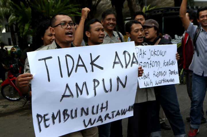 Jurnalis di Banyuwangi juga melakukan aksi solidaritas dengan membawa berbagai poster di antaranya bertuliskan 'Tidak Ada Ampun Pembunuh Wartawan'. Antara Foto/Budi Candra Setya