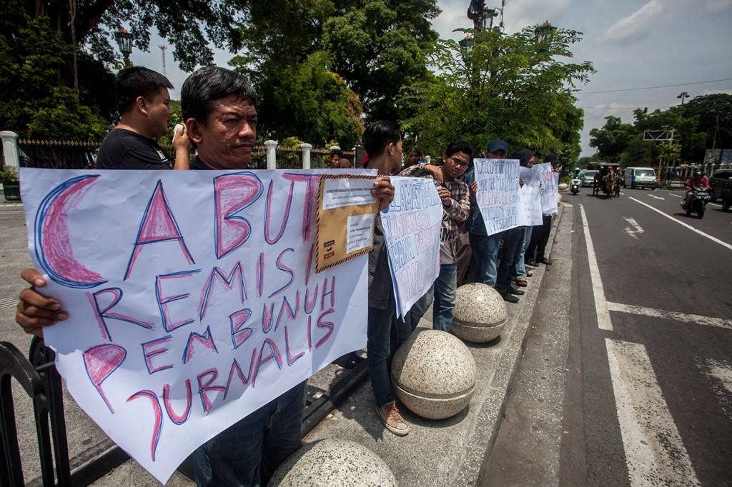 Aktivis yang tergabung dalam Aliansi Jurnalis Independen Yogyakarta bersama Jaringan Masyarakat Sipil dan Pers Mahasiswa melakukan aksi damai di Titik Nol Km, Yogyakarta, Kamis, 24 Januari 2019. Antara Foto/Andreas Fitri Atmoko