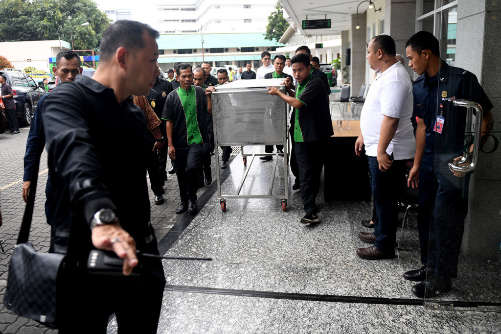 Petugas membawa jenazah Pendiri Sinar Mas Group Eka Tjipta Widjaja di Rumah Duka Sentosa RSPAD, Jakarta.

