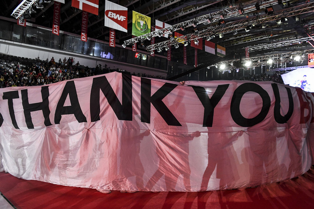 Spanduk ucapan terima kasih kepada pebulu tangkis Liliyana Natsir dibentangkan saat pesta perpisahannya di Istora Senayan, Jakarta. Antara Foto/Hafidz Mubarak A