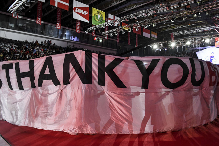 Spanduk ucapan terima kasih kepada pebulu tangkis Liliyana Natsir dibentangkan saat pesta perpisahannya di Istora Senayan, Jakarta. Antara Foto/Hafidz Mubarak A