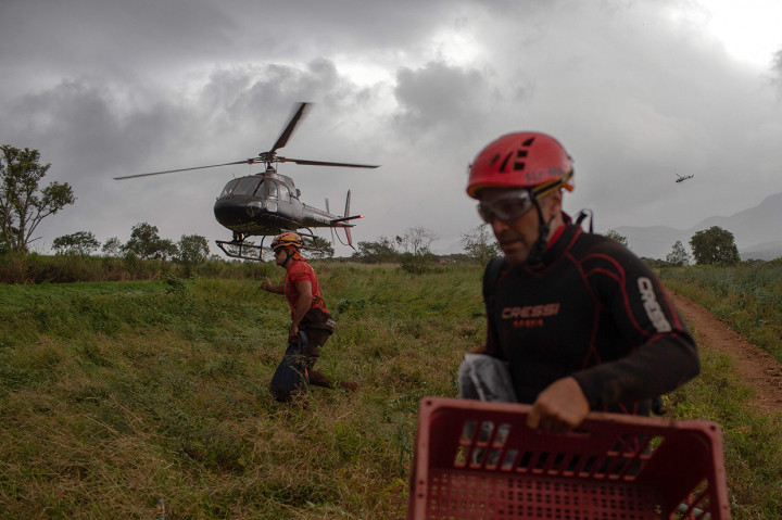 Tim SAR langsung bergerak cepat melakukan pertolongan dan evakuasi. Lusinan helikopter diterjunkan dalam operasi penyelamatan, karena lumpur yang menejrang kawasan di bawahnya menelan bangunan, kendaraan, dan jalan. Afp Photo/Mauro Pimentel