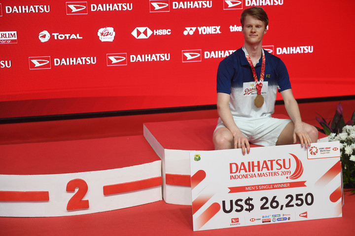 Juara tunggal putra asal Denmark Anders Antonsen berpose usai penyerahan hadiah Daihatsu Indonesia Masters 2019 di Istora Senayan, Jakarta.