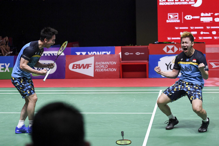 Ganda putra Indonesia Marcus Fernaldi Gideon (kanan) dan Kevin Sanjaya Sukomuljo meluapkan kegembiraan seusai mengalahkan ganda putra Indonesia Mohammad Ahsan dan Hendra Setiawan pada pertandingan final Daihatsu Indonesia Masters 2019 di Istora Senayan, Jakarta.
