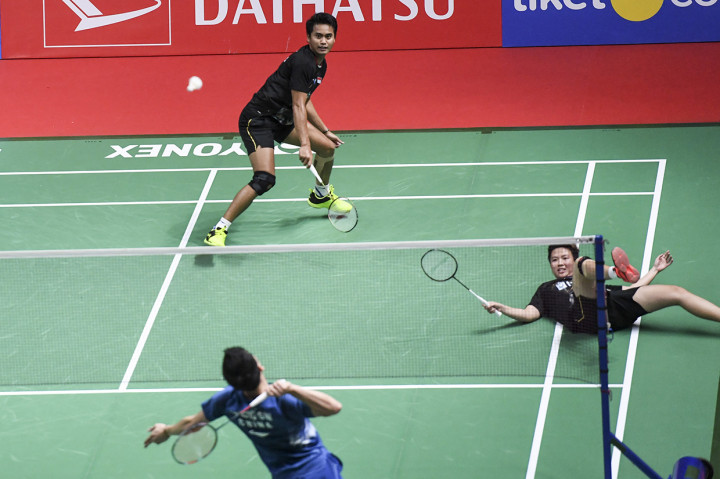 Pasangan pemilik medali emas Olimpiade 2016 Rio de Janeiro itu kehilangan momentum di gim kedua. Mereka membiarkan Siwei/Yaqiong menghentikan poin saat unggul 18-14. Mereka pun menyerah 19-21 pada gim tersebut. Antara Foto/Hafidz Mubarak A