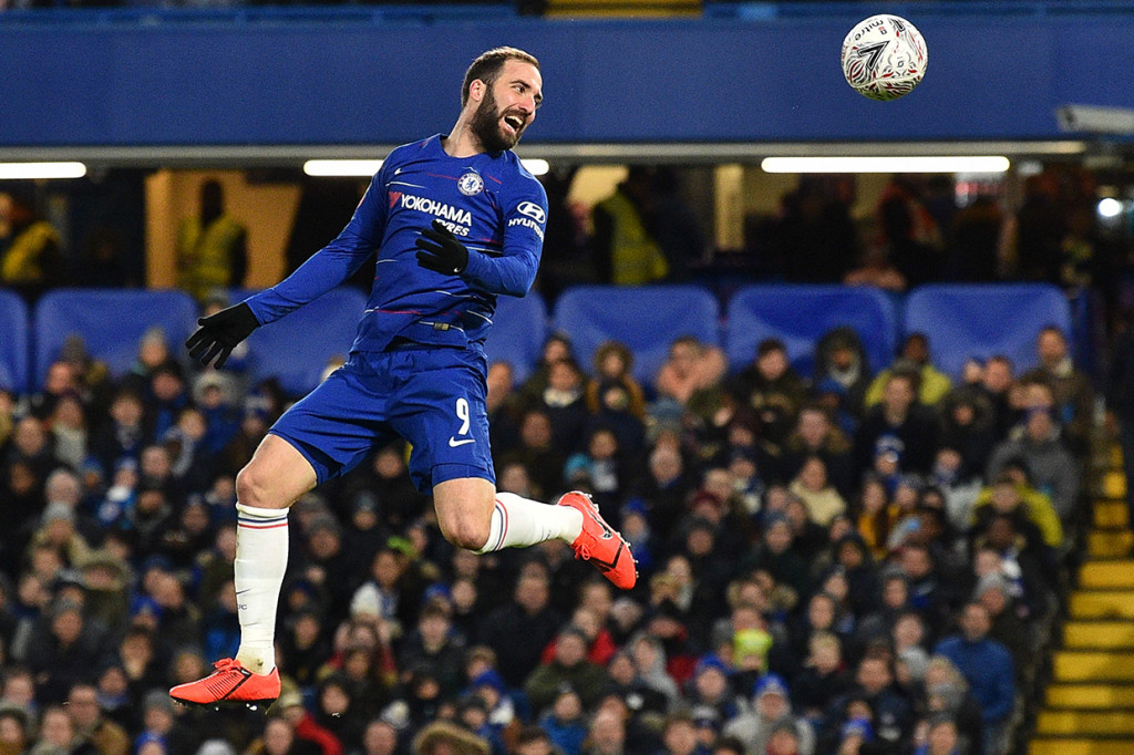 Gonzalo Higuain melakoni debut di Chelsea saat mengalahkan Sheffield Wednesday pada putaran keempat Piala FA, di Stamford Bridge. Namun, pemain yang datang dengan status pinjaman dari Juventus itu belum mencetak gol pada laga perdananya.