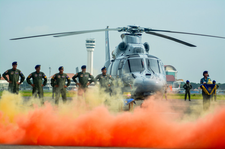 Kru udara (air crew) berada di depan satu dari lima Helikopter AS 565 MBE pada upacara penyerahan helikopter di Base Ops Pangkalan Udara TNI AL Juanda, Sidoarjo, Jawa Timur.