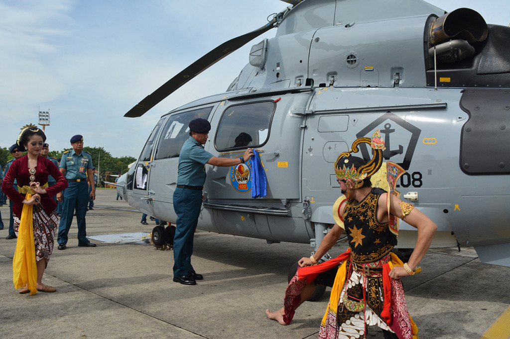 Komandan Pusat Penerbangan TNI Angkatan Laut (Danpuspenerbal), Laksamana Pertama TNI Dwika Tjahja Setiawan (kedua kanan) menerima Helikopter AS 565 MBE di Base Ops Pangkalan Udara TNI AL Juanda, Sidoarjo, Jawa Timur.