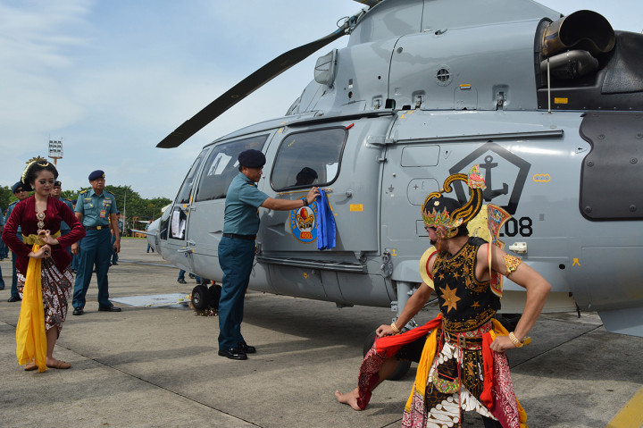 Komandan Pusat Penerbangan TNI Angkatan Laut (Danpuspenerbal), Laksamana Pertama TNI Dwika Tjahja Setiawan (kedua kanan) menerima Helikopter AS 565 MBE di Base Ops Pangkalan Udara TNI AL Juanda, Sidoarjo, Jawa Timur.