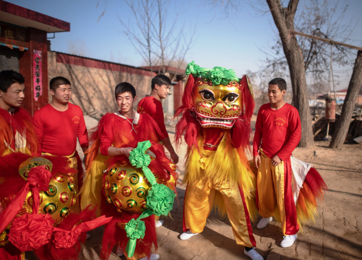 Barongsai akan berkeliling pemukiman untuk menyemarakkan perayaan Imlek. Sebaliknya warga akan menyampaikan donasi kepada mereka.