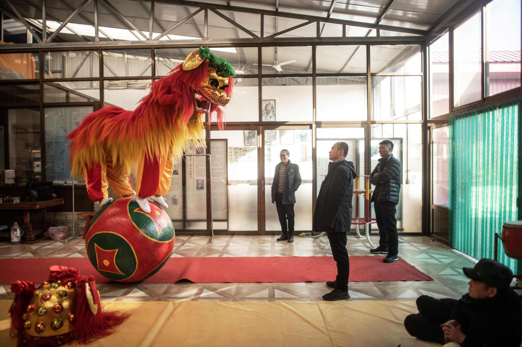 Kesenian barongsai diperkirakan masuk di Indonesia pada abad-17, ketika terjadi migrasi besar dari Tiongkok Selatan. Di dalam foto ini adalah barongsai Tiongkok utara.
