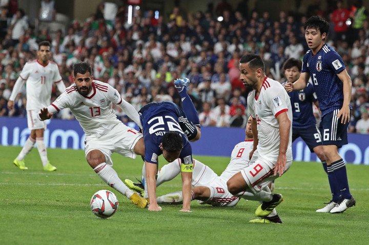 Berlaga di Stadion Hazza Bin Zayed, Abu Dhabi, pemain kedua kesebelasan saling berbalas serangan sejak wasit meniup peluit tanda pertandingan dimulai.