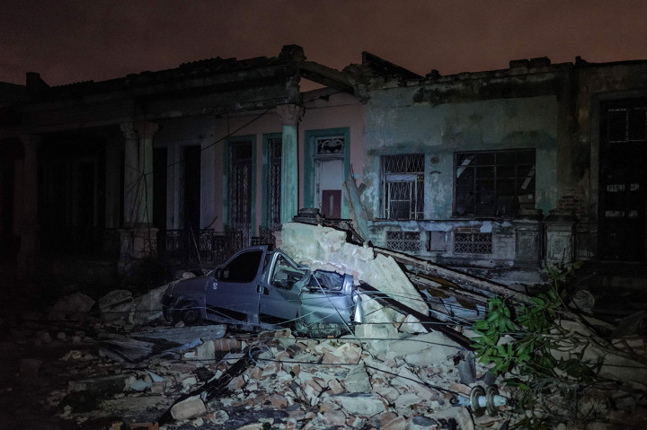 Sebuah mobil ringsek setelah tertimpa reruntuhan rumah pascaterjangan tornado di wilayah Luyano, Havana, Senin, 28 Januari 2019 waktu setempat. 