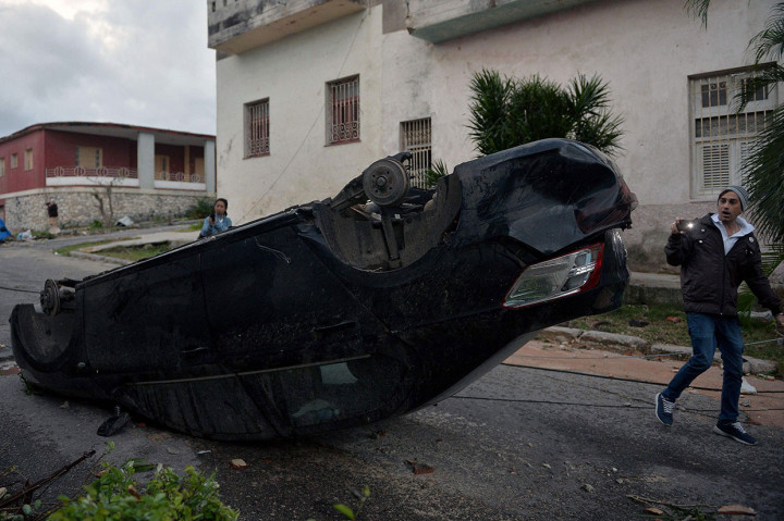 Angin topan itu merupakan yang pertama kali menghantam ibu kota Kuba dalam beberapa dasawarsa terakhir.