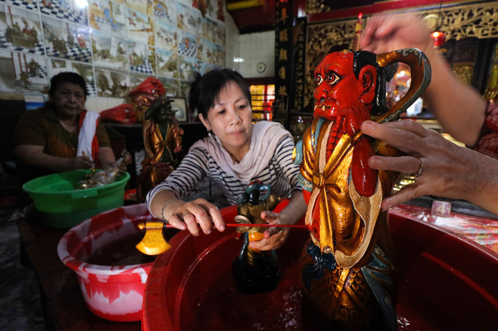 Warga mencuci patung dewa di klenteng Hok An Kiong di Jalan Coklat, Surabaya, Jawa Timur, Selasa, 29 Januari 2019. Antara Foto/Didik Suhartono