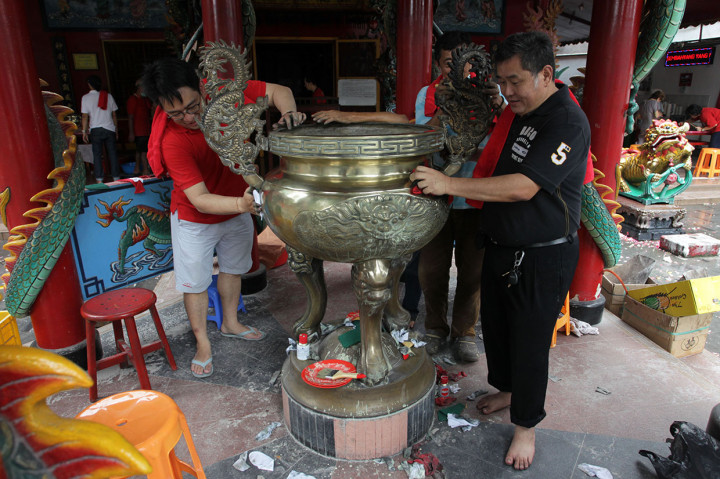 Sejumlah umat membersihkan Vihara Amurva Bhumi (Hok Tek Tjeng Sin) di Jakarta, Senin, 28 Januari 2019. MI/Pius Erlangga
