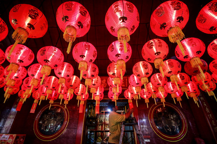 Pekerja memasang kertas nama pada lampion di Vihara Dharma Bhakti, Petak Sembilan, Jakarta. Antara Foto/Rivan Awal Lingga