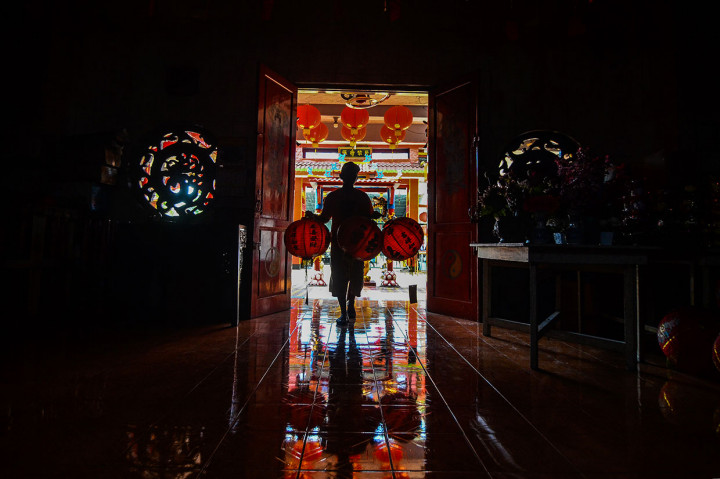 Pengurus memasang lampion di Kelenteng Hok Tek Bio, Kabupaten Ciamis, Jawa Barat. Antara Foto/Adeng Bustomi