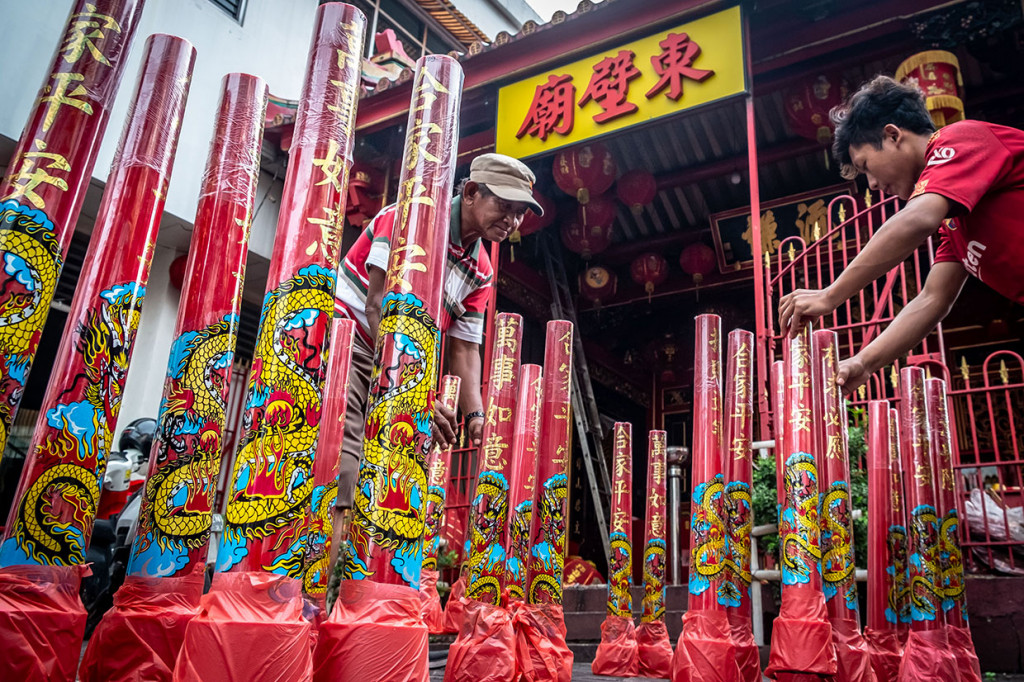 Pengurus menata lilin hiasan imlek di Kelenteng Tong Pek Bio di kawasan Pecinan Semarang, Jawa Tengah. Antara Foto/Aji Styawan