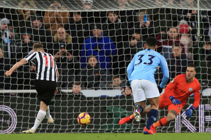 Newcastle justru berhasil membalikkan keadaan lewat mengeksekusi penalti Matt Ritchie 10 menit menjelang berakhirnya laga, menyusul pelanggaran Fernandinho terhadap Sean Longstaff di kotak terlarang.
