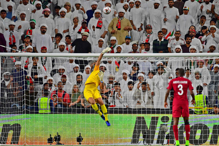 Penyerang UAE Ali Mabkhout hampir memberi harapan kepada timnya namun bola tembakan jarak jauhnya pada menit ke-52 masih bisa ditepis kiper Qatar Saad Al Sheeb.