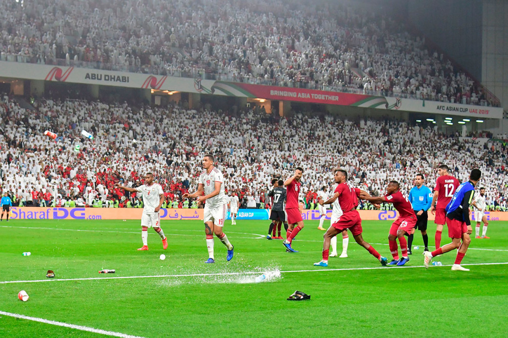 Ketika merayakan golnya, pemain Qatar itu pun mendapati lemparan botol-botol minuman dari para fans tuan rumah yang marah.