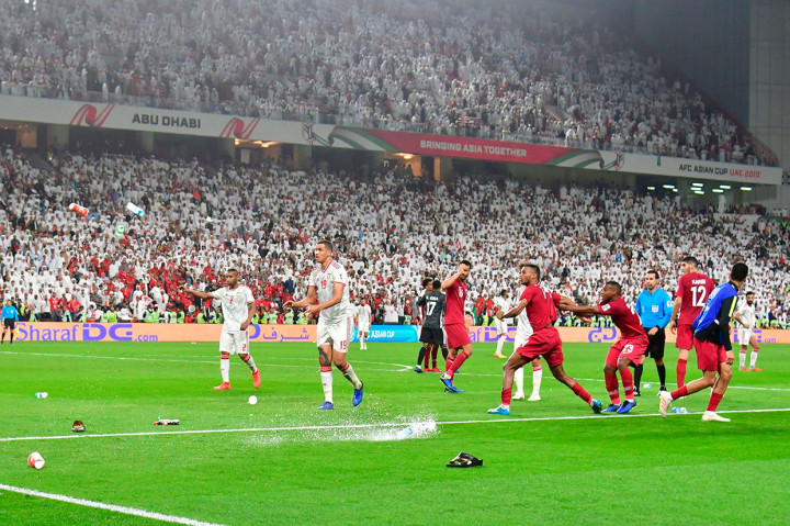 Ketika merayakan golnya, pemain Qatar itu pun mendapati lemparan botol-botol minuman dari para fans tuan rumah yang marah.