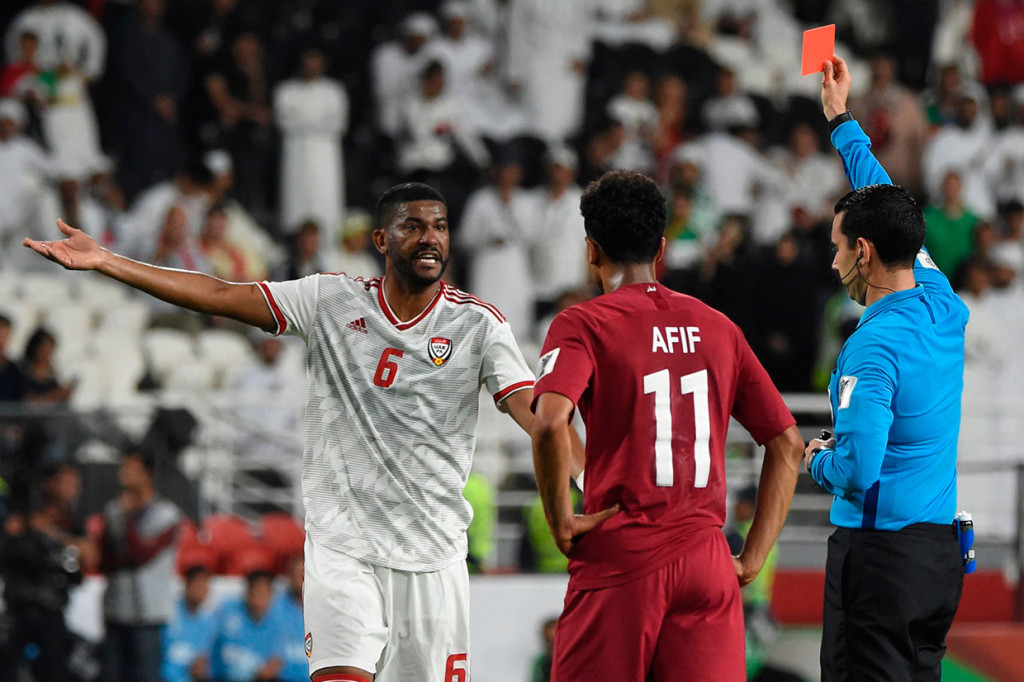 Di menit-menit akhir muka UEA tercoreng ketika bek Ismail Ahmed diusir keluar lapangan karena melakukan pelanggaran keras. Lewat VAR, terlihat siku Ahmed menghajar muka Salam Al-Hajri.