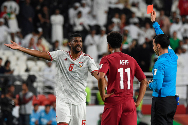 Di menit-menit akhir muka UEA tercoreng ketika bek Ismail Ahmed diusir keluar lapangan karena melakukan pelanggaran keras. Lewat VAR, terlihat siku Ahmed menghajar muka Salam Al-Hajri.