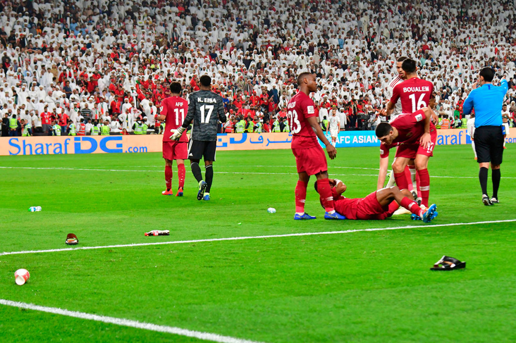 Namun gol kedua Qatar tersebut disambut aksi tidak terpuji pendukung tuan rumah dengan melakukan pelemparan sandal ke dalam lapangan.