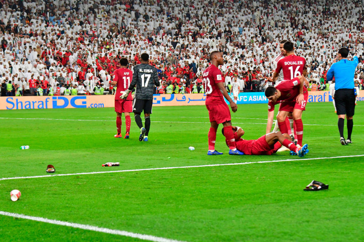 Namun gol kedua Qatar tersebut disambut aksi tidak terpuji pendukung tuan rumah dengan melakukan pelemparan sandal ke dalam lapangan.