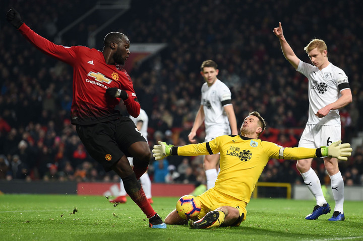 MU langsung berinisiatif melakukan serangan di awal laga. Namun papatnya pertahanan Burnley membuat para pemain Setan Merah frustrasi.