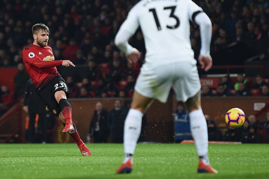 Tembakan kaki kiri pemain belakang MU Luke Shaw juga belum menemui sasaran.