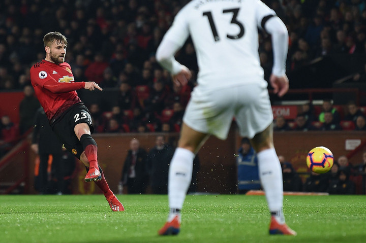 Tembakan kaki kiri pemain belakang MU Luke Shaw juga belum menemui sasaran.
