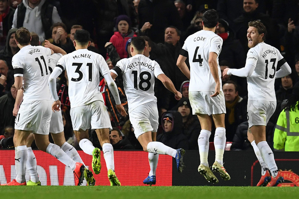 Enam menit babak kedua berjalan MU justru kebobolan terlebih dahulu lewat Ashley Barnes.