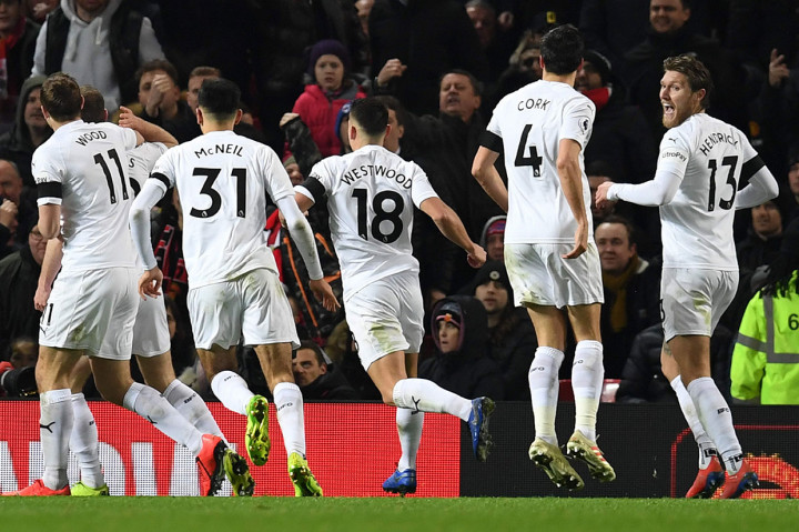 Enam menit babak kedua berjalan MU justru kebobolan terlebih dahulu lewat Ashley Barnes.