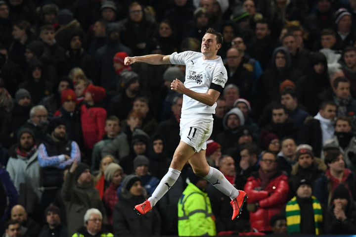 Asyik menyerang, MU justru kembali kebobolan pada menit ke-81 lewat sundulan Chris Wood menyambut umpan silang Ashley Westwood.