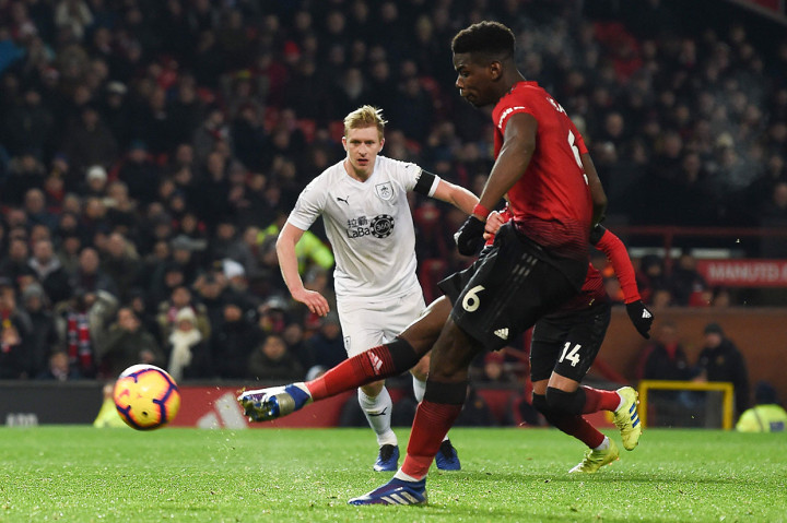 Namun, Paul Pogba berhasil memperkecil ketinggalan dua menit menjelang laga usai melalui tendangan penalti, menyusul pelanggaran Jeff Hendrick terhadap Jesse Lingard.