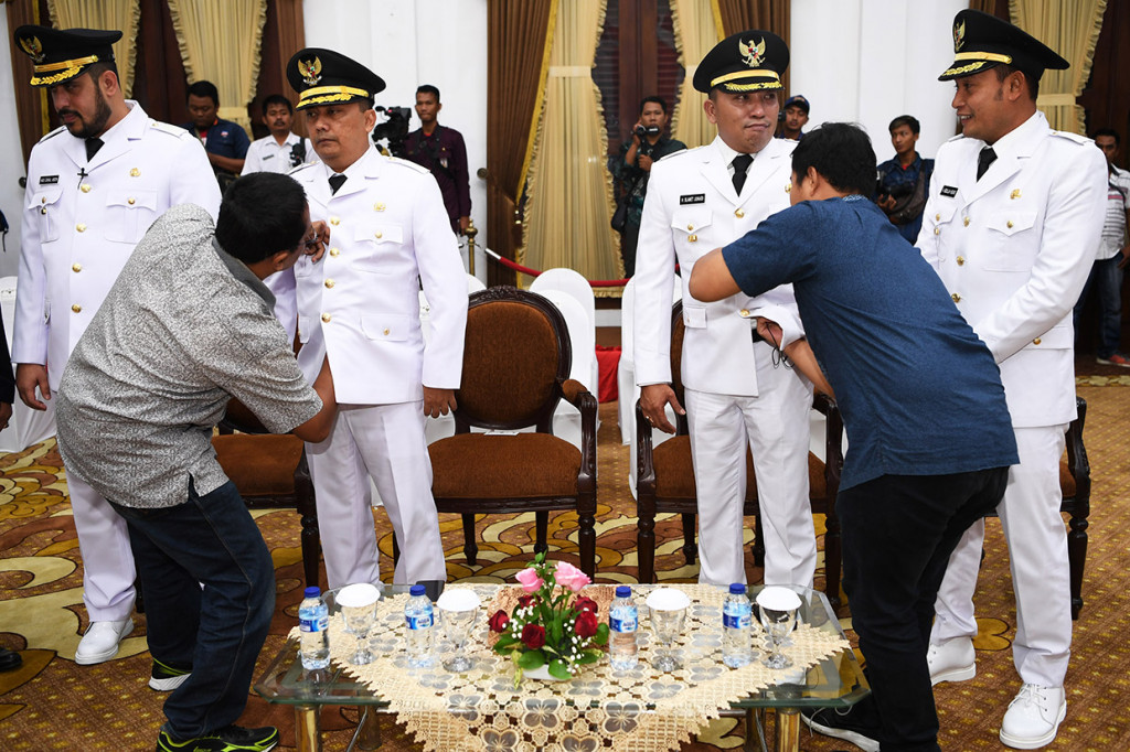 Walikota dan Wakil Walikota Probolinggo Habib Hadi Zainal Abidin (kiri) dan HM. Saufis Subri (kedua kiri) dan Bupati dan Wakil Bupati Sampang Slamet Junaidi (ketiga kanan) dan Abdullah Hidayat (kanan) bersiap-siap mengikuti pelantikan di Grahadi, Surabaya, Jawa Timur.