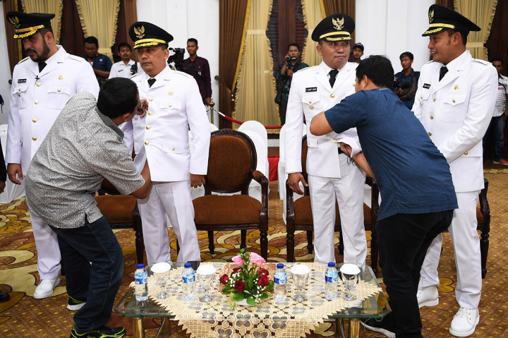 Walikota dan Wakil Walikota Probolinggo Habib Hadi Zainal Abidin (kiri) dan HM. Saufis Subri (kedua kiri) dan Bupati dan Wakil Bupati Sampang Slamet Junaidi (ketiga kanan) dan Abdullah Hidayat (kanan) bersiap-siap mengikuti pelantikan di Grahadi, Surabaya, Jawa Timur.