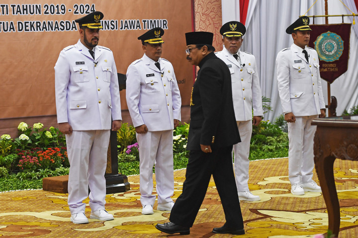 Gubernur Jawa Timur Soekarwo melantik  melantik Walikota dan Wakil Walikota Probolinggo Habib Hadi Zainal Abidin (kiri) dan HM. Saufis Subri (kedua kiri) dan Bupati dan Wakil Bupati Sampang Slamet Junaidi (kedua kanan) dan Abdullah Hidayat (kanan) saat pelantikan di Grahadi, Surabaya, Jawa Timur.