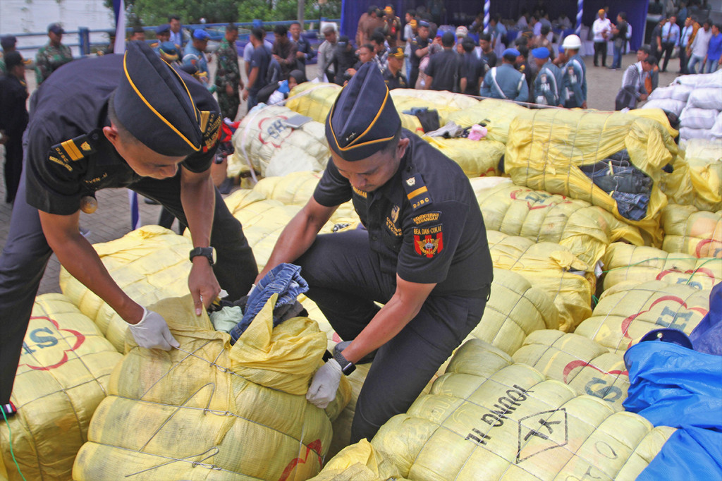 Tim gabungan Bea Cukai Kanwil Sulawesi Bagian Selatan dan Bea Cukai Kendari menyita KLM Bumi Lestari yang memuat 677 balepress pakaian dan sepatu bekas di Pulau Wanci Wakatobi pada 12 Januari 2019.