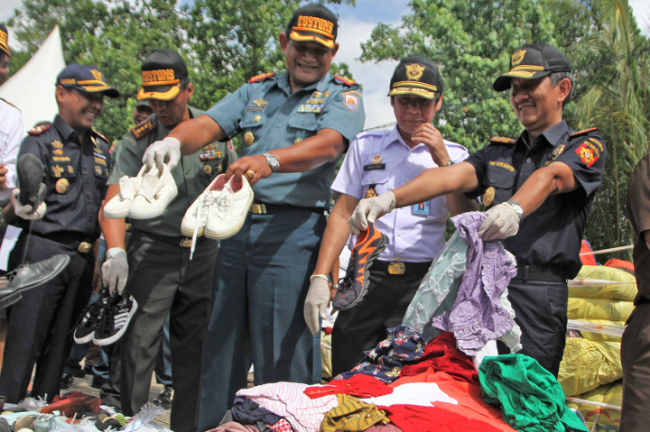 Kepala Kantor Wilayah Bea Cukai Sulawesi Bagian Selatan, Padmoyo Tri Wikanto mengatakan bahwa penangkapan tersebut merupakan sinergi dari Bea Cukai, TNI dan Polri yang telah berhasil menggagalkan upaya penyelundupan barang bekas yang dinilai ilegal.