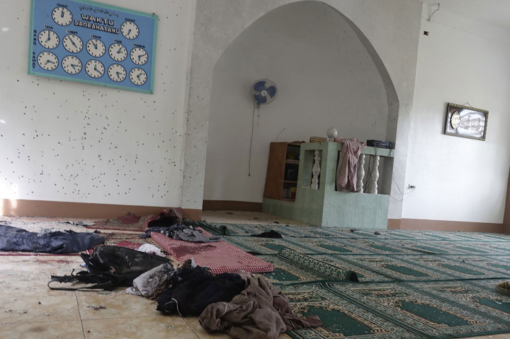 Kain berserakan, sementara dinding masjid penuh lubang pascainsiden serangan granat di sebuah masjid di Zamboanga, Mindanau, Rabu, 30 Januari 2019.