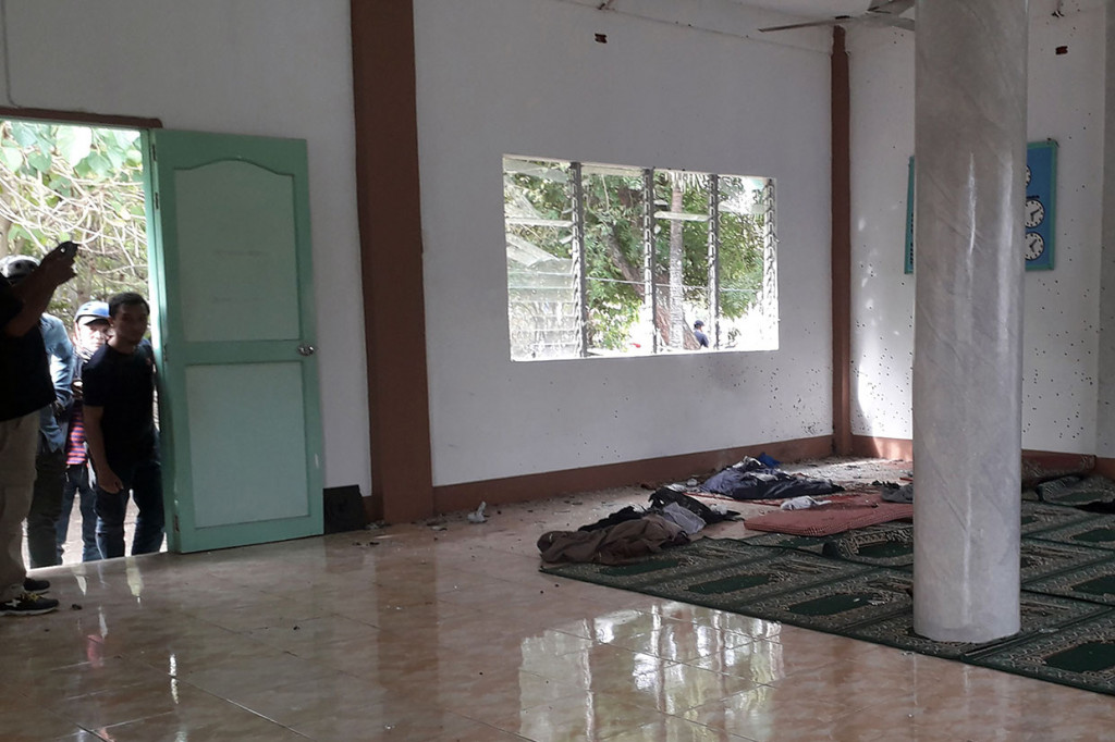 Peristiwa pelemparan granat ke dalam masjid tersebut menewaskan sedikitnya dua orang dan melukai empat lainnya.