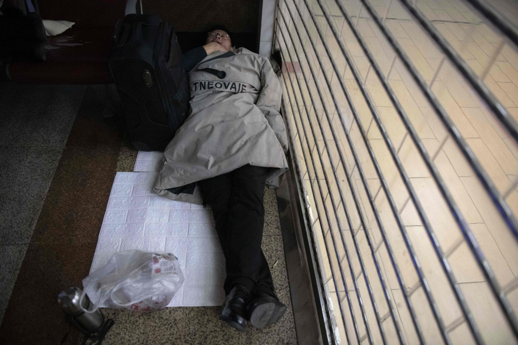 Terlalu lama antri di luar gedung pada musim dingin tentu tidak bijaksana. Maka meski KA yang akan ditumpangi masih lama tibanya, yang penting masuk dulu lalu tidur, 