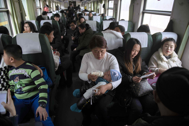 Sama seperti mudik lebaran di Indonesia, mudik Imlek di Tiongkok juga menjadi kesempatan bertemu jeluarga yang lama tak berjumpa dan memperkenalkan anggota baru keluarga.