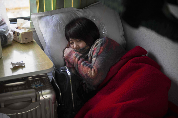 Dekade terakhir semakin banyak yang mudik seorang diri. Ini karena generasi usia produktif Tiongkok semakin menunda pernikahannya dengan alasan ekonomi.