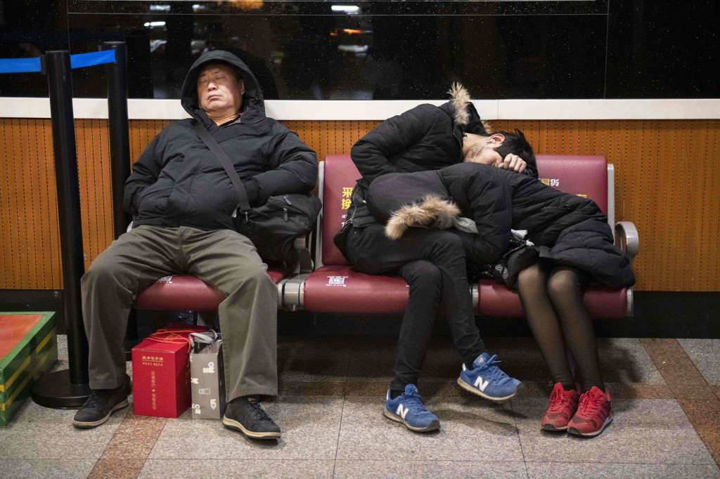 Bagi yang 'beruntung', tidur di kursi ruang tunggu lebih hangat dibanding rebahan di lantai stasiun.